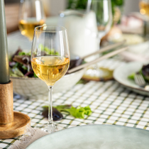 Un verre de vin posé sur une table décorée au style campagne