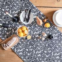 Une table avec une belle nappe feuillue au style contemporain