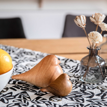 Des oiseaux en bois sur une table