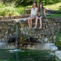 Des enfants au bord d'une piscine naturelle