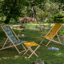 Des chiliennes à l'ombre sous un arbre