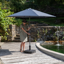 Une femme qui ouvre son parasol