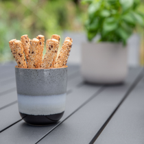 Des gressins dans un petit verre