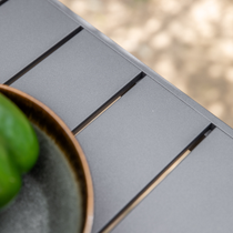 Le rebord d'une table en aluminium