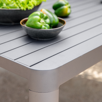 Le coin d'un table de jardin