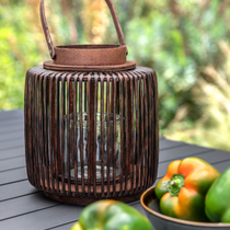 Une lanterne sur une table de jardin