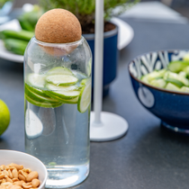 Une boisson rafraichissante sur une table de jardin