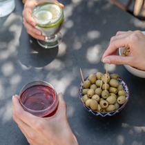 Des personnes qui prennent l'apéro sur leur terrasse