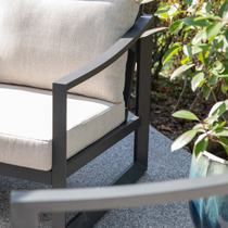 Zoom sur le fauteuil d'un salon bas