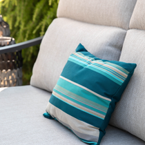 Un zoom sur un coussin d'extérieur