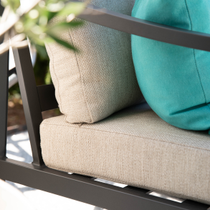 L'assise d'un fauteuil de salon de jardin