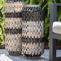 Des lanternes sur une terrasse