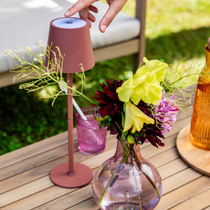 Une lampe posée sur une table de jardin
