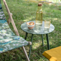 Une table près de deux chiliennes