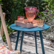 Une table près de deux chiliennes