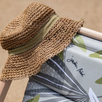 Un chapeau sur une chilienne pour se protéger du soleil
