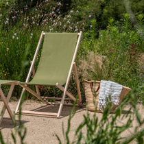 Une chilienne verte sur une terrasse