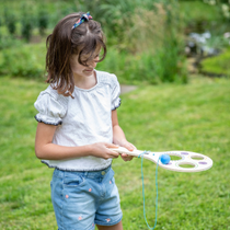 Une fille qui joue au jardin