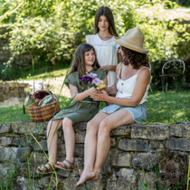 Des filles qui s'offrent des fleurs du jardin