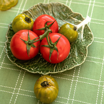 Une coupelle avec des tomates d'été