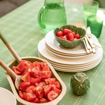 Une table d'été avec des tomates et de la vaisselle