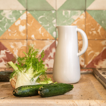 Retour du jardin avec des legumes d'été