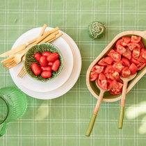 Table d'été avec des tomates et tomates cerises