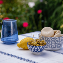 Des olives pour l'apéro sur une table en terrasse