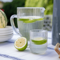 Une carafe d'eau citronnée