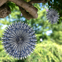 Suspensions décoratives accrochées à un arbre