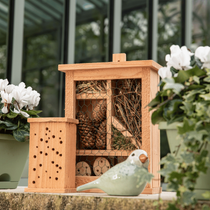 Des abris auxiliaires sur un balcon d'automne