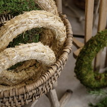 Des couronnes de paille dans un panier