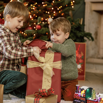 Des enfants qui déballent leurs cadeaux de Noël