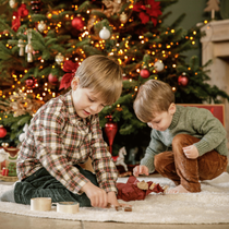 Des enfants qui jouent au pied du sapin