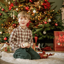 Un enfant heureux de ses cadeaux de Noël