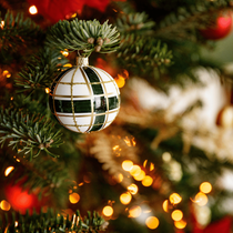 Une boule de Noël en verre frabriquée en Europe