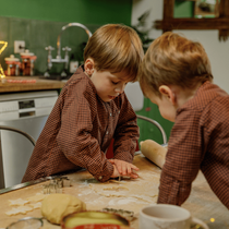 Des enfants qui emporte-pièce une pâte
