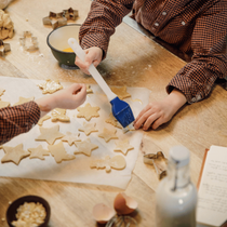 Un enfant qui décore ses sablés