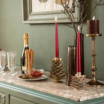 La décoration du buffet dans le salon pour le repas de Noël