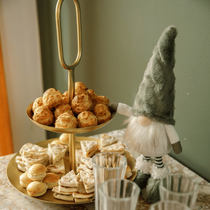 La mascotte du Noël de botanic® avec un plateau apéritif