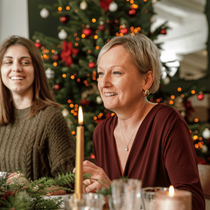 Un moment d'échange entre deux femmes pendant le repas de fêtes de Noël