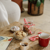Des gourmandises, biscuits et thés posés sur la table basse dans le salon