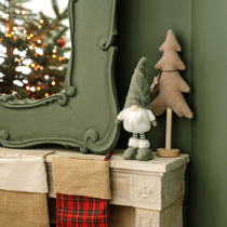 La mascotte du Noël botanic 2025, Gus, sur la cheminée