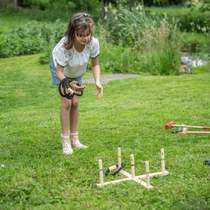 Fille qui joue à un jeu dans un jardin