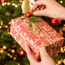 Cadeau de Noël emballé en rouge