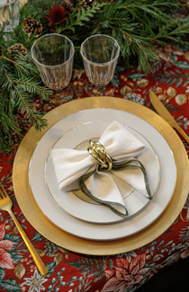 Une table de Noël dressée avec un pliage de serviette en forme de noeud