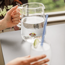 Une carafe d'eau posé sur une table sur un balcon
