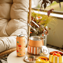Des décorations jaune, oranges sur une table base de balcon
