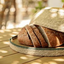 Une miche de pain posée sur une table