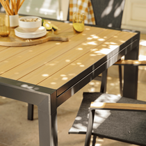 Zoom sur un coin de la table Calla noire